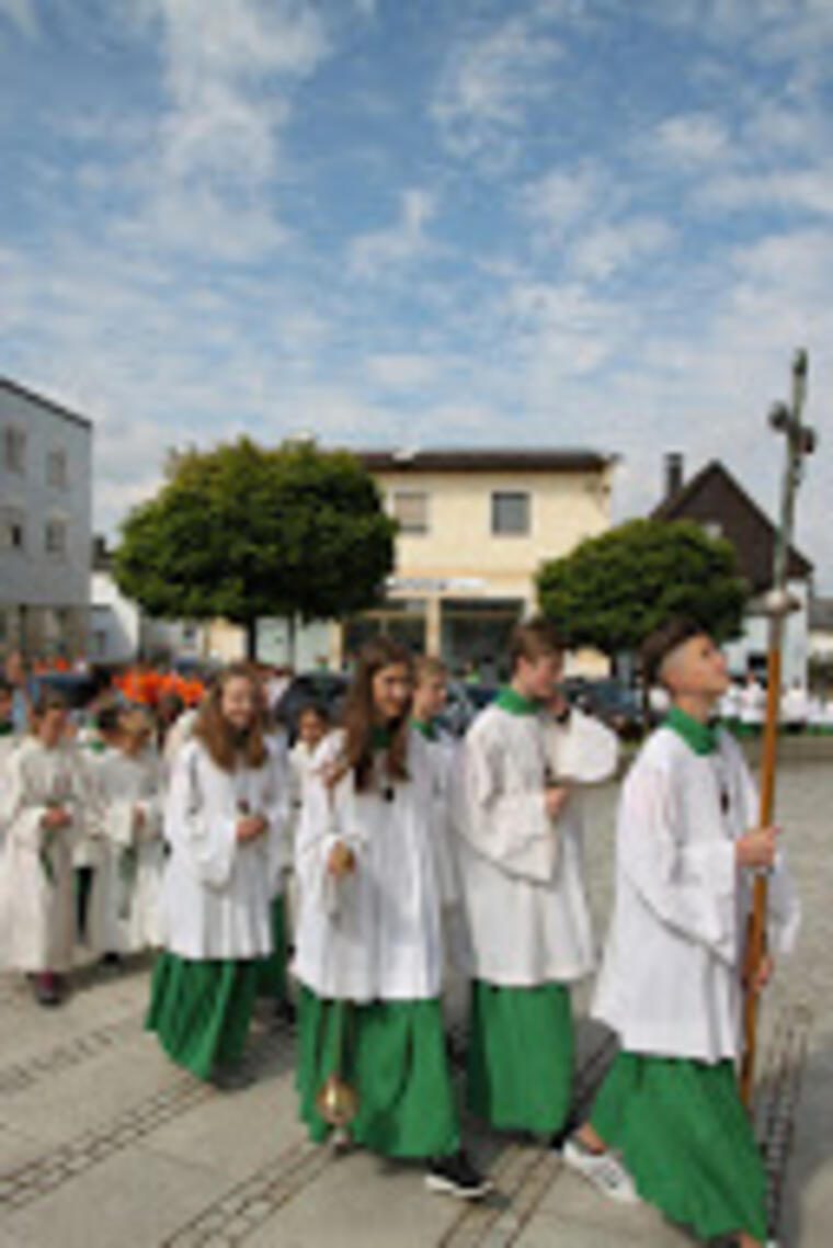 Einzug zum Jugendgottesdienst beim Dekanatsministrantentag in Frontenhausen