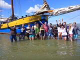 Gruppenbild vor dem Segelboot